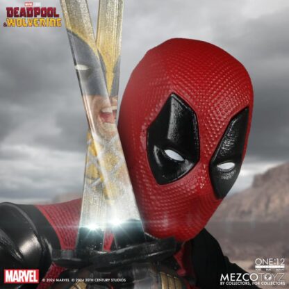 Mezco One:12 Collective Wolverine and Deadpool Deluxe Deadpool Action Figure